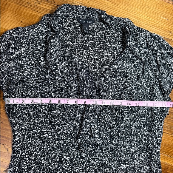 White House Black Market Black, White Cap Sleeve V-Neck Ruffle Silk Blouse Sz 10 - Picture 5 of 13